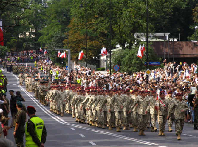 Wielka defilada w Warszawie. To Lech Kaczyński rozpoczął wojskowe pokazy w 2007 roku