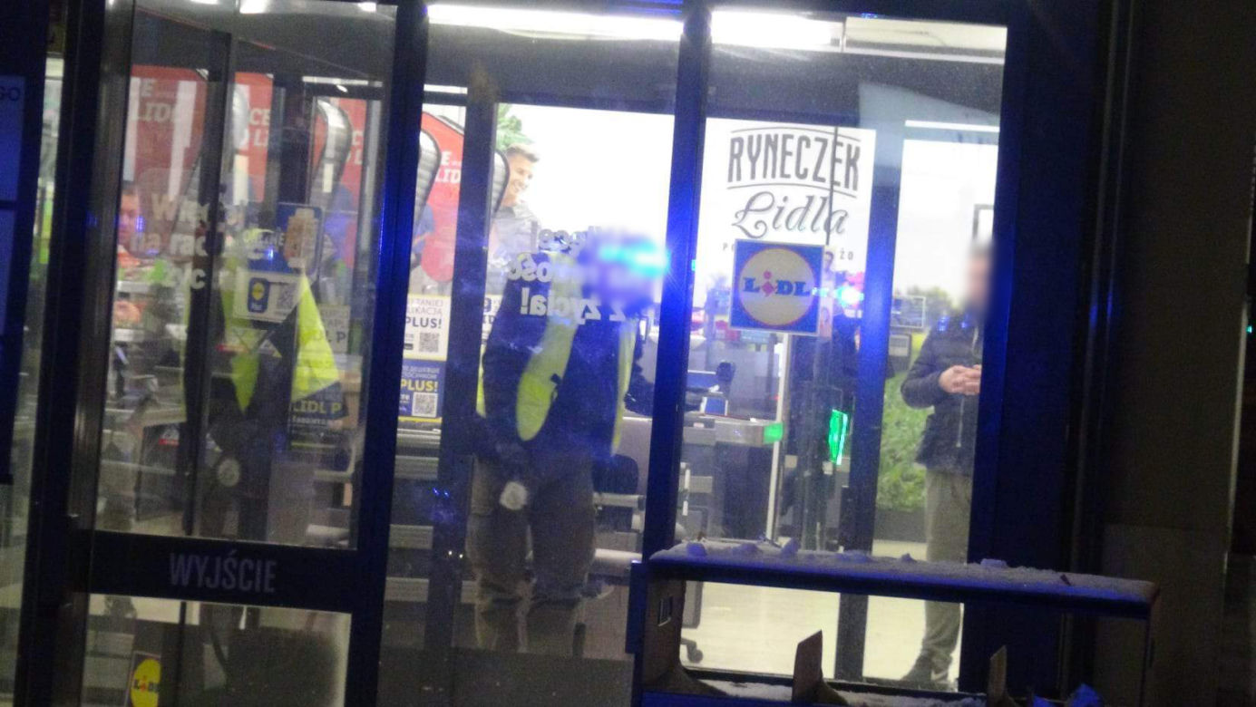 Makabra w Lidlu. Zamaskowany nożownik pociął dwie osoby. Agresor uciekł z miejsca zdarzenia