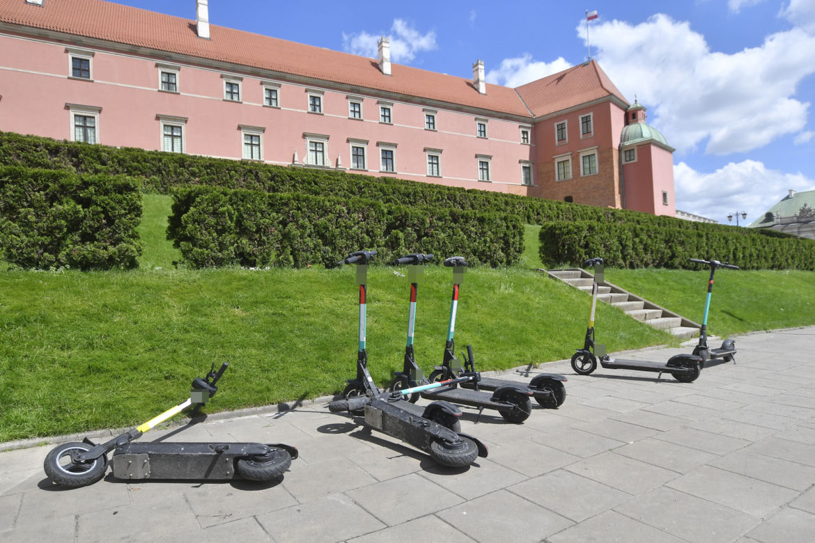Warszawa ujarzmia hulajnogi. Nie rozpędzisz się na bulwarach i deptakach 