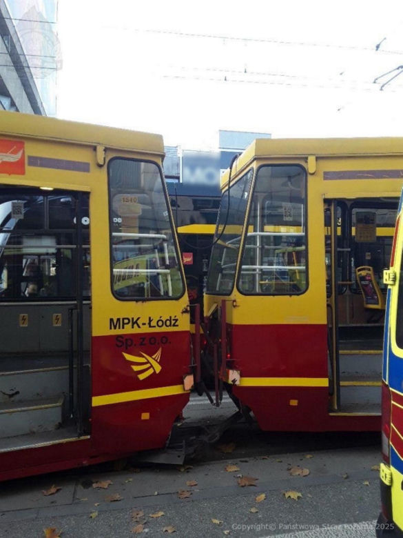 Łódź. Zderzenie dwóch tramwajów w czwartek, 13 listopada. 12 osób poszkodowanych [ZDJĘCIA].