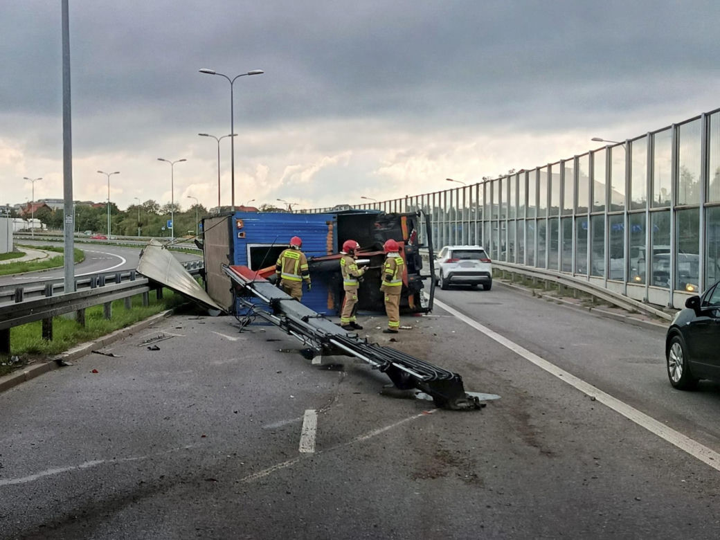 Kielce. Wypadek na ul. Grunwaldzkiej. Ciężarówka przewróciła się po zahaczeniu o wiadukt [ZDJĘCIA].