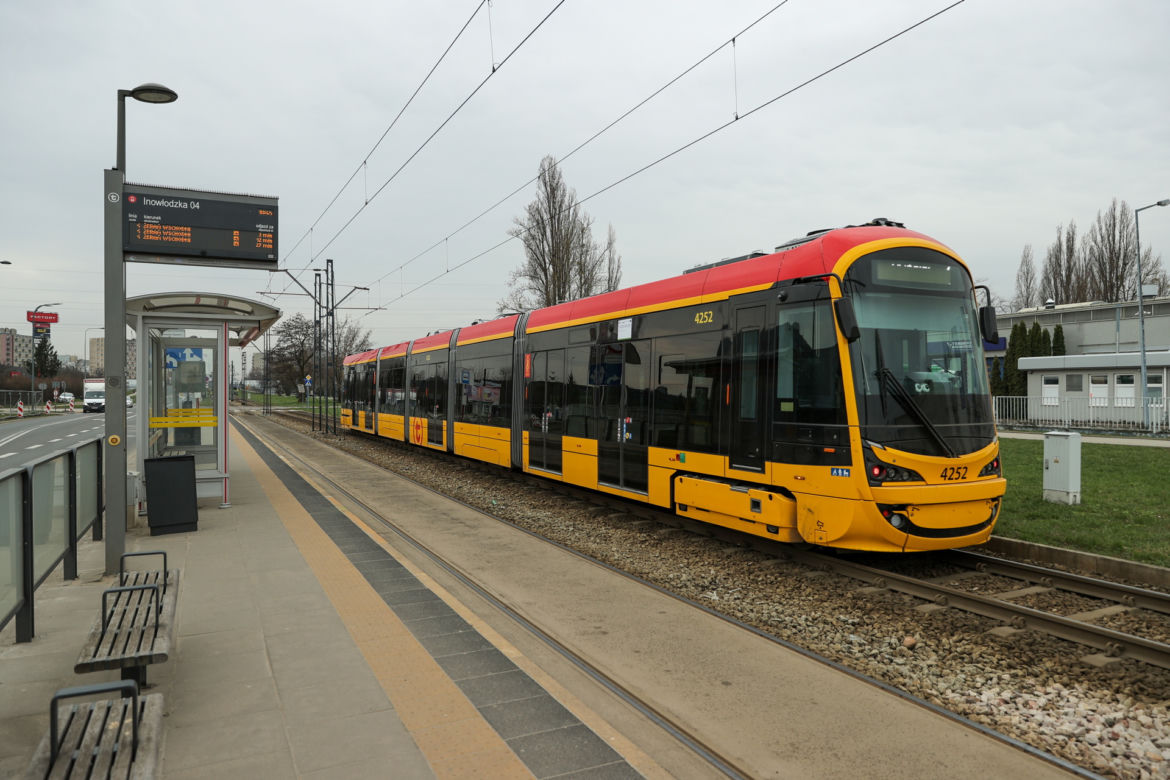 Motorniczowie zapominają opuścić pantograf i uszkadzają tramwaj. Na ratunek przyszli funkcjonariusze nadzoru ruchu