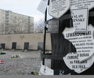 Zniszczony pomnik przy Muzeum Więzienia Pawiak 