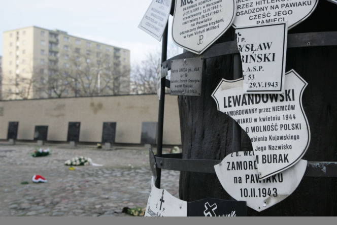 Zniszczony pomnik przy Muzeum Więzienia "Pawiak" 