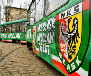 Tramwaj MPK pomalowany w barwy Śląska Wrocław