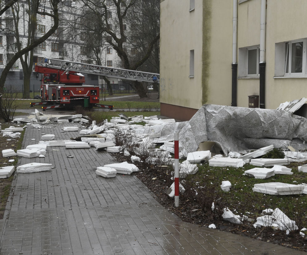 Wiatr zerwał elewację z budynku przy ul. Wrzeciono