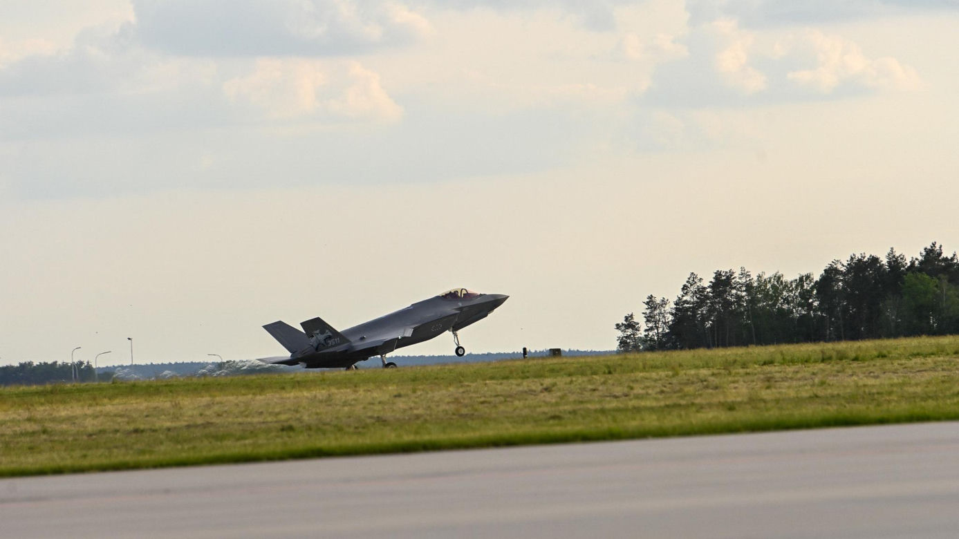 Szef MON nie krył dumy. Pierwsze F-35 już w kraju