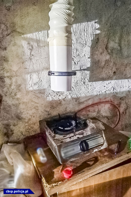 Laboratorium metamfetaminy ukryte pod kojcem dla psów