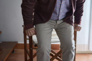 Trudności ze wstawaniem z krzesła. Ten objaw może wiele powiedzieć o zdrowiu seniora