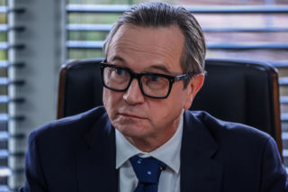 Szpital św. Anny, odcinek 109: dyrektor Strecker i Sabina spędzają wspólnie wieczór po rozmowie o przyszłości szpitala