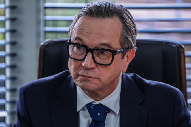 Szpital św. Anny, odcinek 109: dyrektor Strecker i Sabina spędzają wspólnie wieczór po rozmowie o przyszłości szpitala