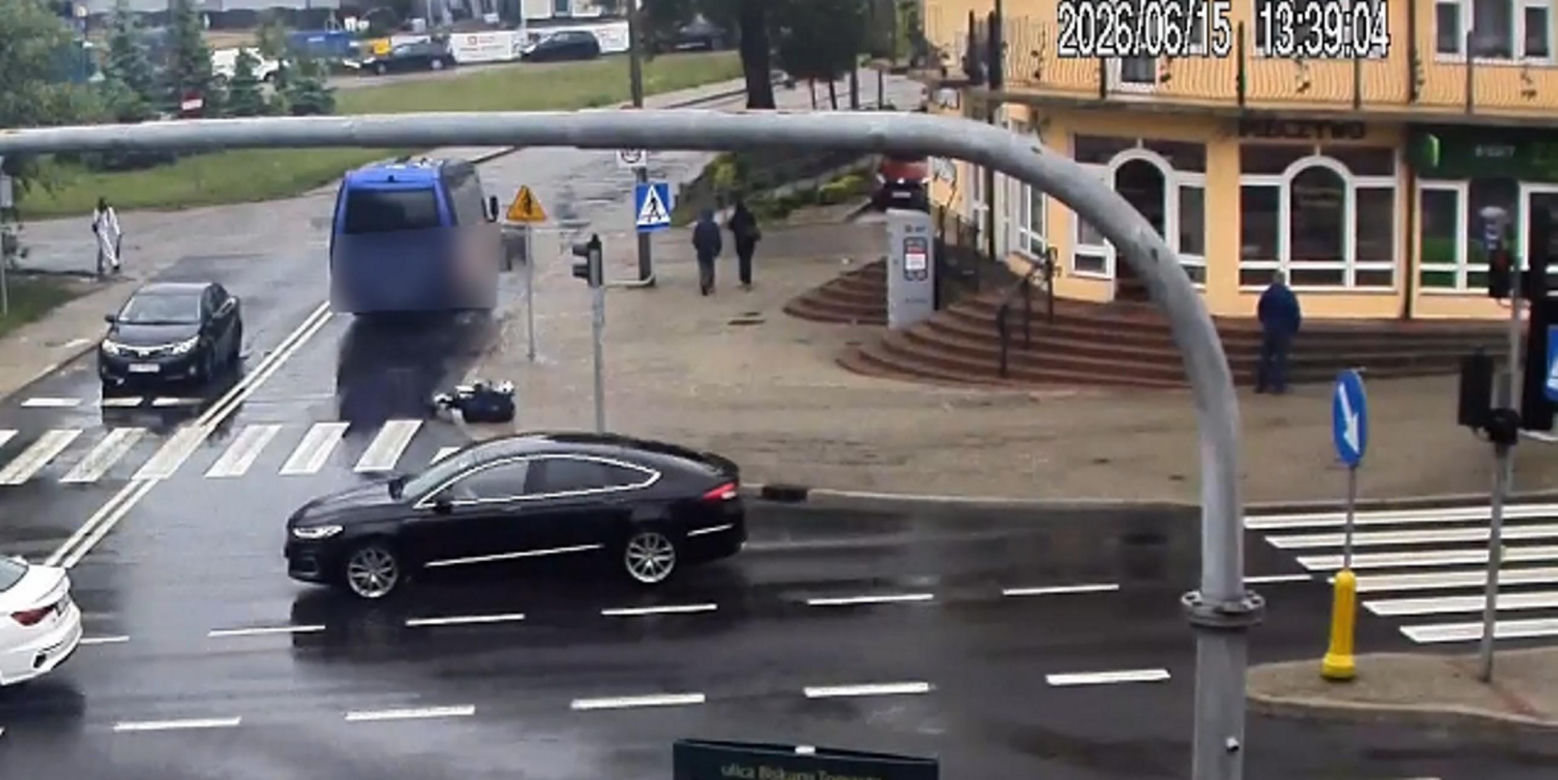 Nastolatek huknął hulajnogą w busa