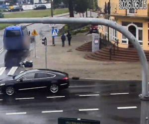 Nastolatek huknął hulajnogą w busa