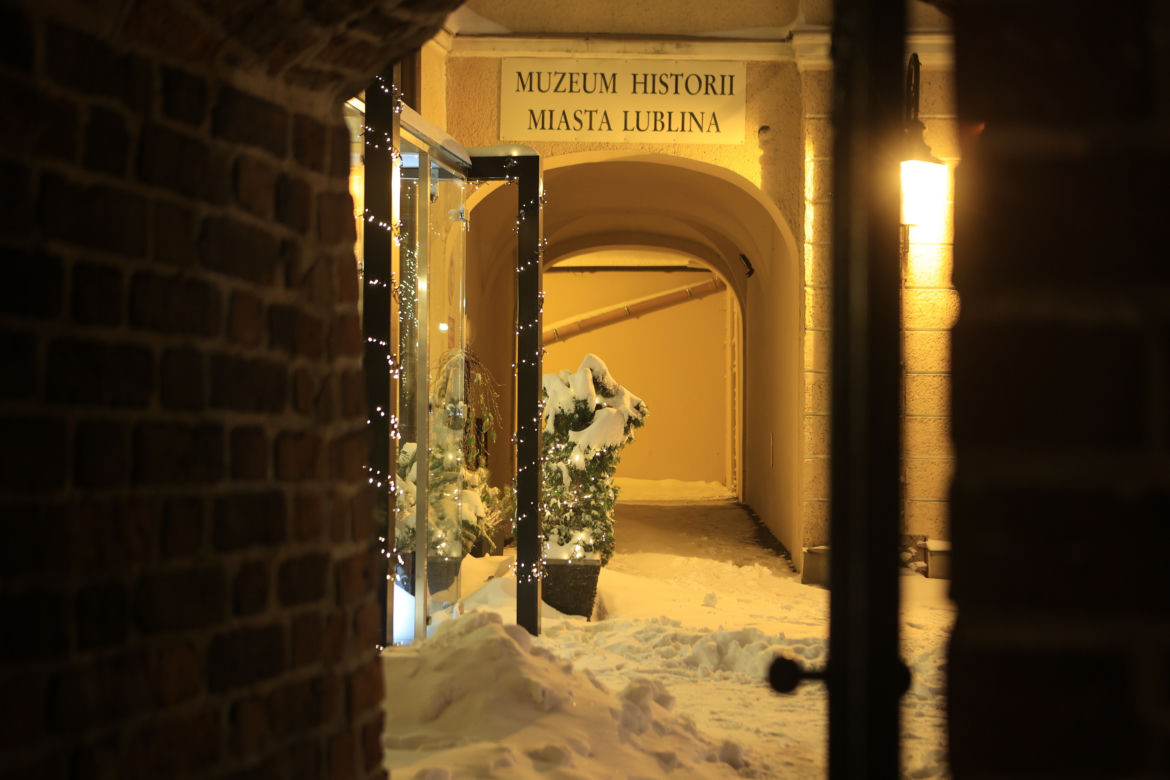Śnieżny Lublin wieczorową porą