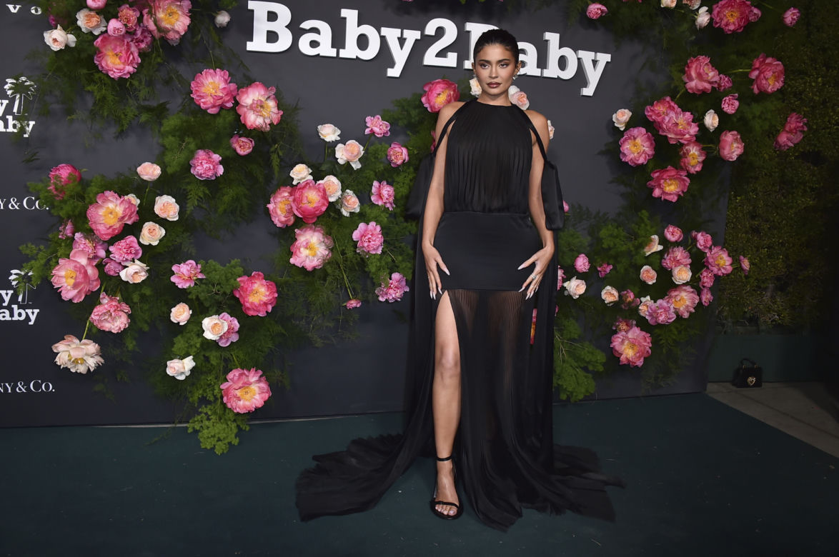 Kylie Jenner z gołą pupę wygina się na śniegu w słynnym kurorcie. Co za bikini!