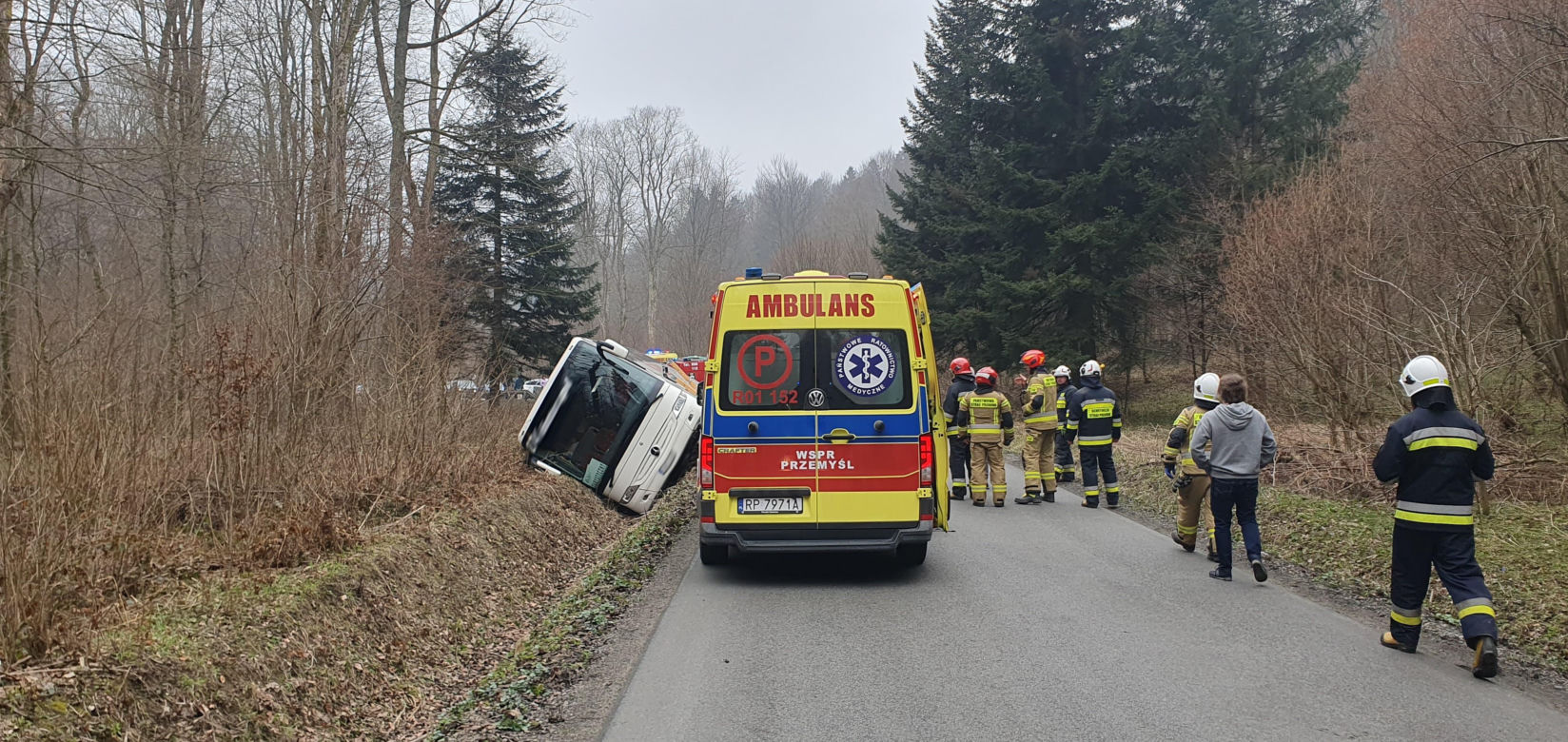 Pod Przemyślem autokar wypadł z drogi. Na miejsce wysłano śmigłowce ratownicze