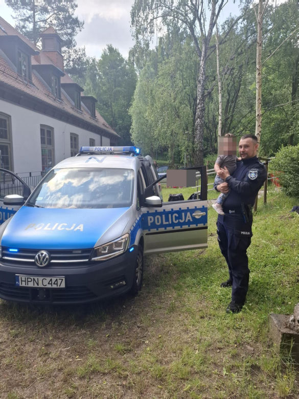 Zatrzymał groźnego przestępcę, przez sąd dostaje połowę pensji. Policjant, żeby żyć, dorabia w Żabce! "Niewyobrażalny skandal"
