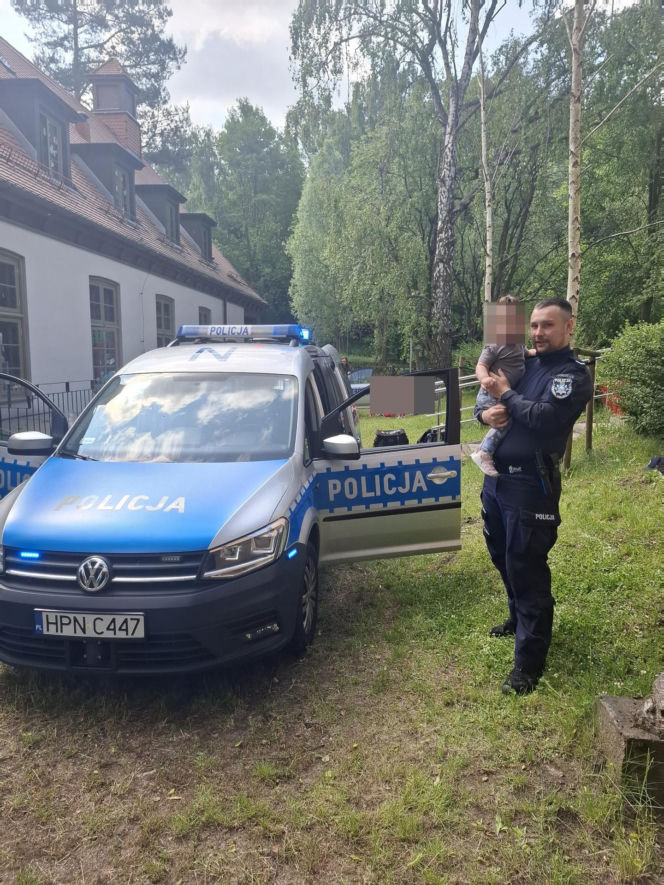 Zatrzymał groźnego przestępcę, przez sąd dostaje połowę pensji. Policjant, żeby żyć, dorabia w Żabce! "Niewyobrażalny skandal"