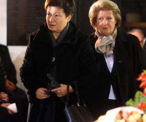  Była pierwszą kobietą na stanowisku premiera III RP. Już po roku złożyła dymisję