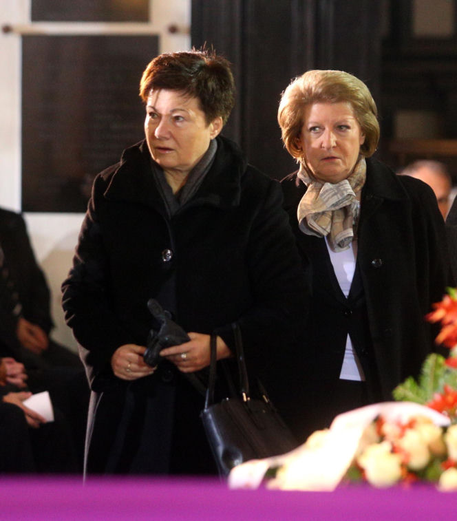  Była pierwszą kobietą na stanowisku premiera III RP. Już po roku złożyła dymisję