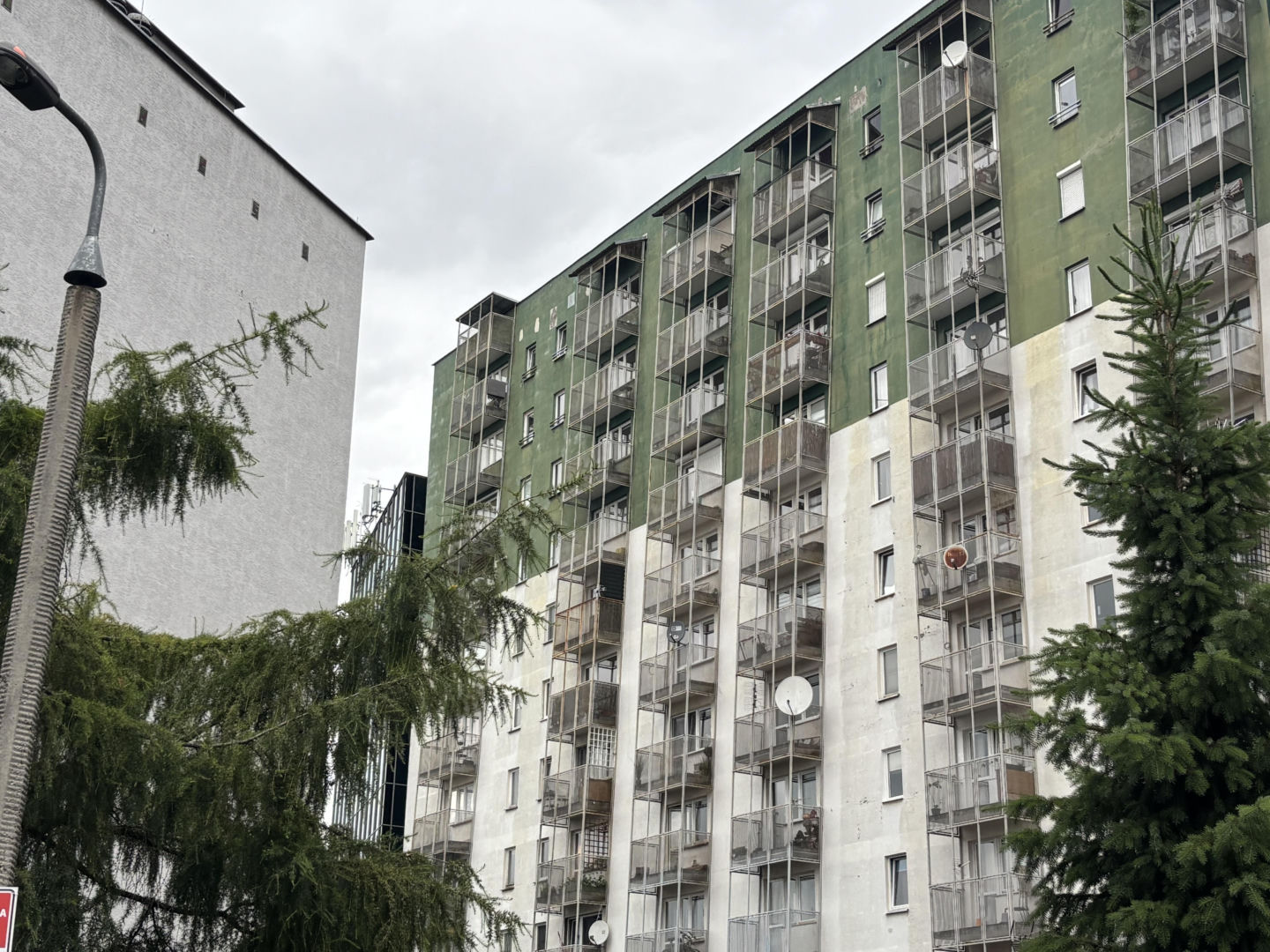 Krzywe balkony przy ul. G. Zapolskiej 42 w Krakowie