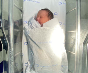 Sprzątała toalety, nagle usłyszała płacz. W spłuczce był upchnięty noworodek! Nie miał odciętej pępowiny