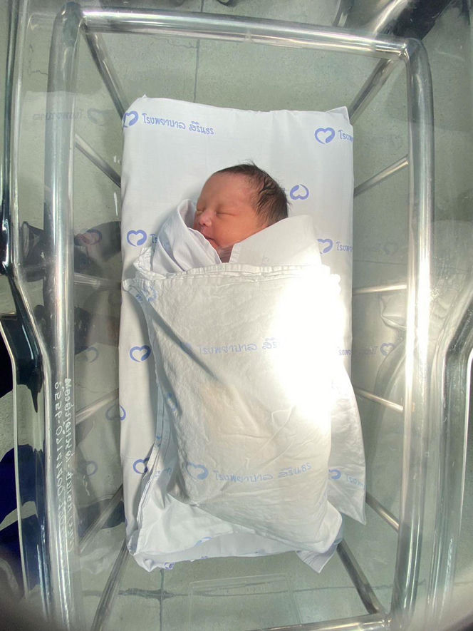 Sprzątała toalety, nagle usłyszała płacz. W spłuczce był upchnięty noworodek! Nie miał odciętej pępowiny