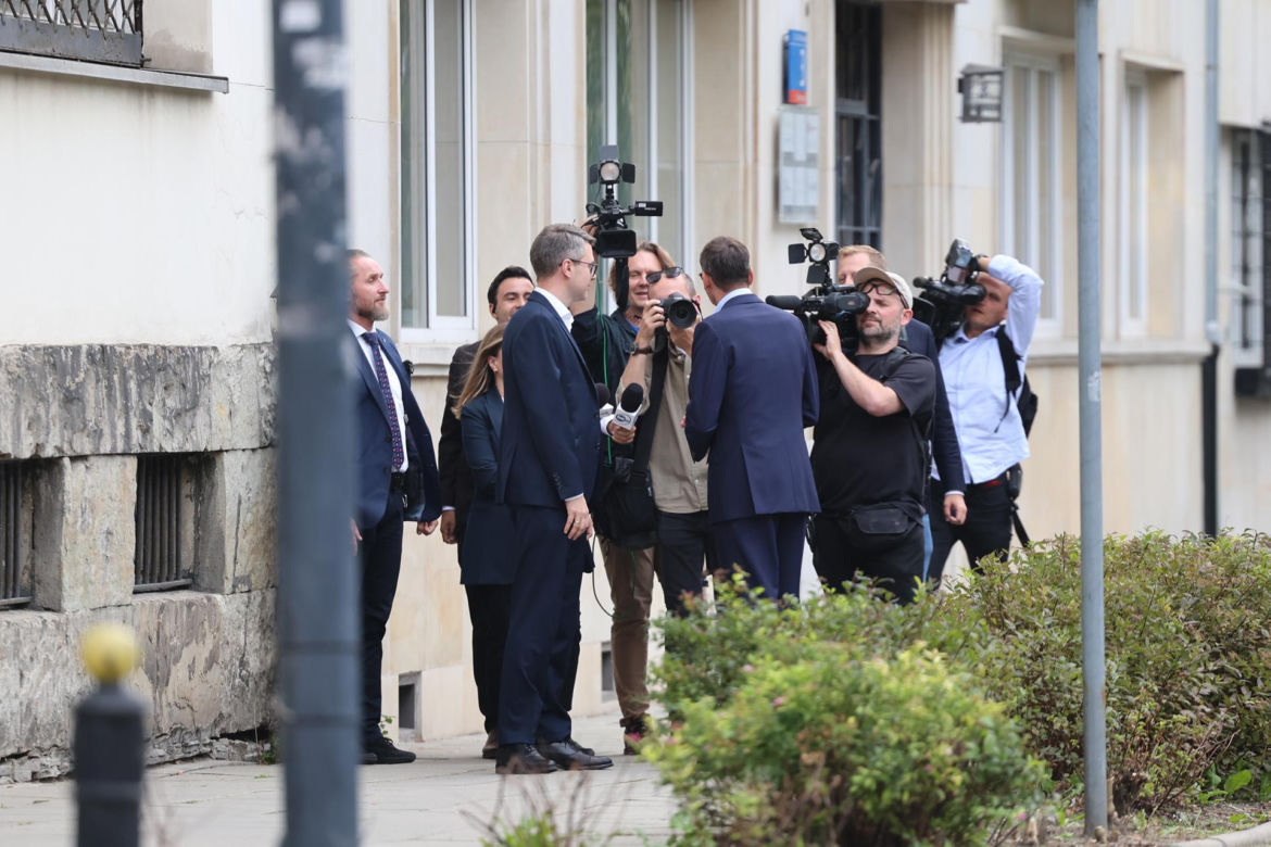 Zamiast na Nowogrodzkiej, Morawiecki i jego stronnicy spotkali się przy Konopnickiej. Były cukierki dla dziennikarzy