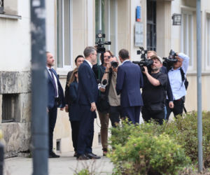 Zamiast na Nowogrodzkiej, Morawiecki i jego stronnicy spotkali się przy Konopnickiej. Były cukierki dla dziennikarzy