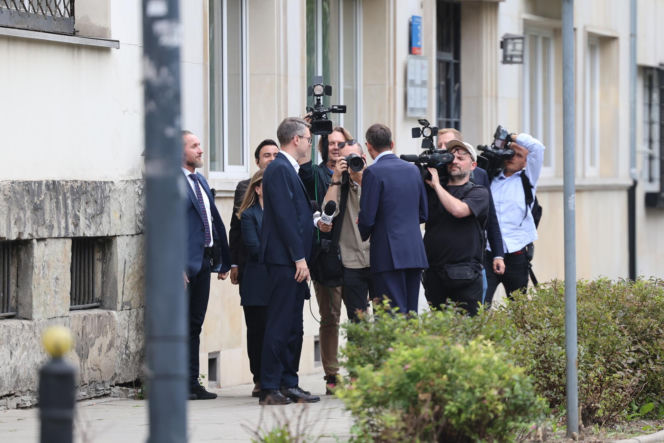 Zamiast na Nowogrodzkiej, Morawiecki i jego stronnicy spotkali się przy Konopnickiej. Były cukierki dla dziennikarzy