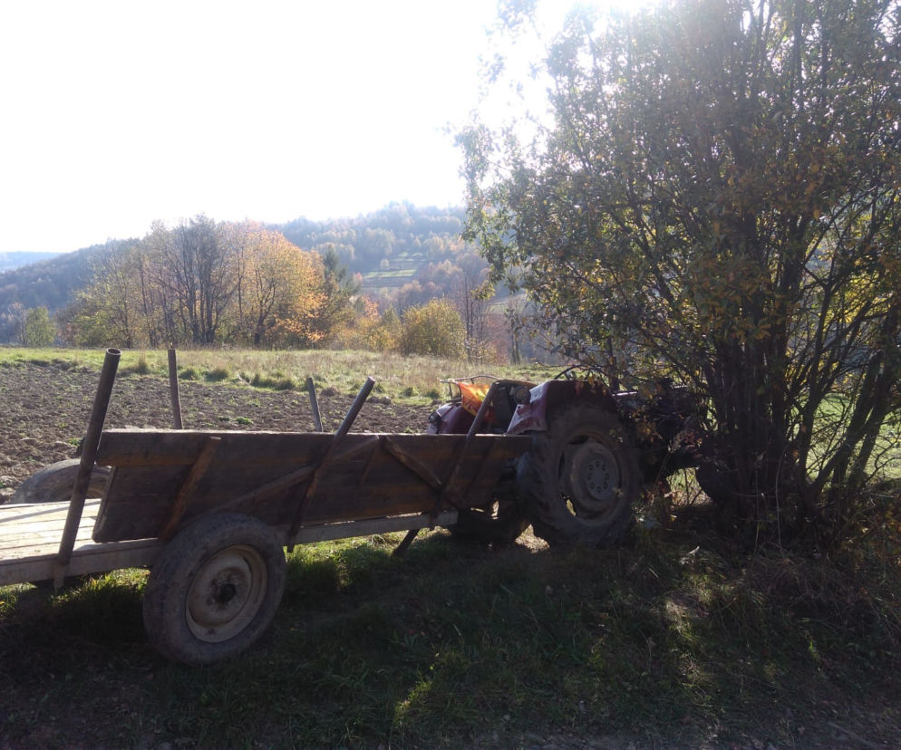 Wypadł z ciągnika, przejechała go przyczepa. Wypadek w gminie Tokarnia [ZDJĘCIA]