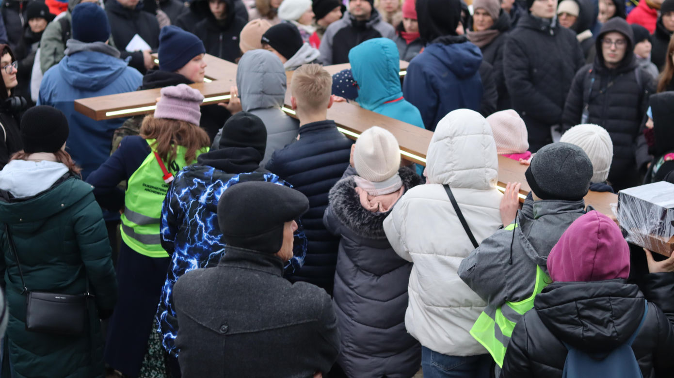 Tak wyglądała jubileuszowa Droga Krzyżowa na Majdanku 2025