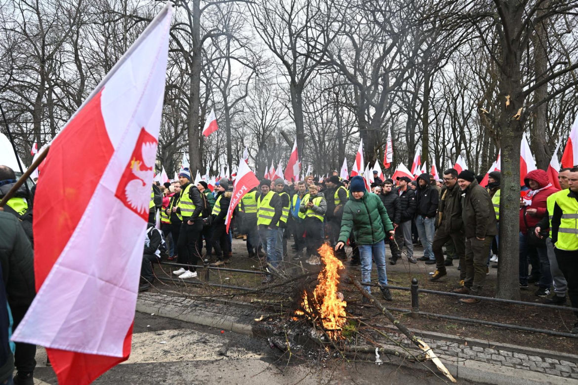 Niespokojny protest rolników w Warszawie. Służby obrzucone puszkami po piwie i petardami