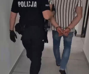 Podczas kontroli gwałtownie ruszył i potrącił policjanta. Mundurowi ruszyli w pościg