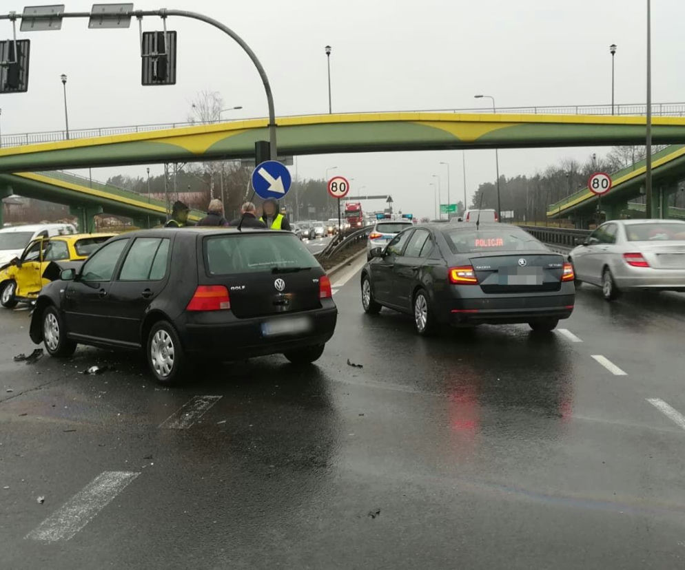 Wypadek w Porosłach. Golf wjechał na czerwonym. Kobieta trafiła do szpitala
