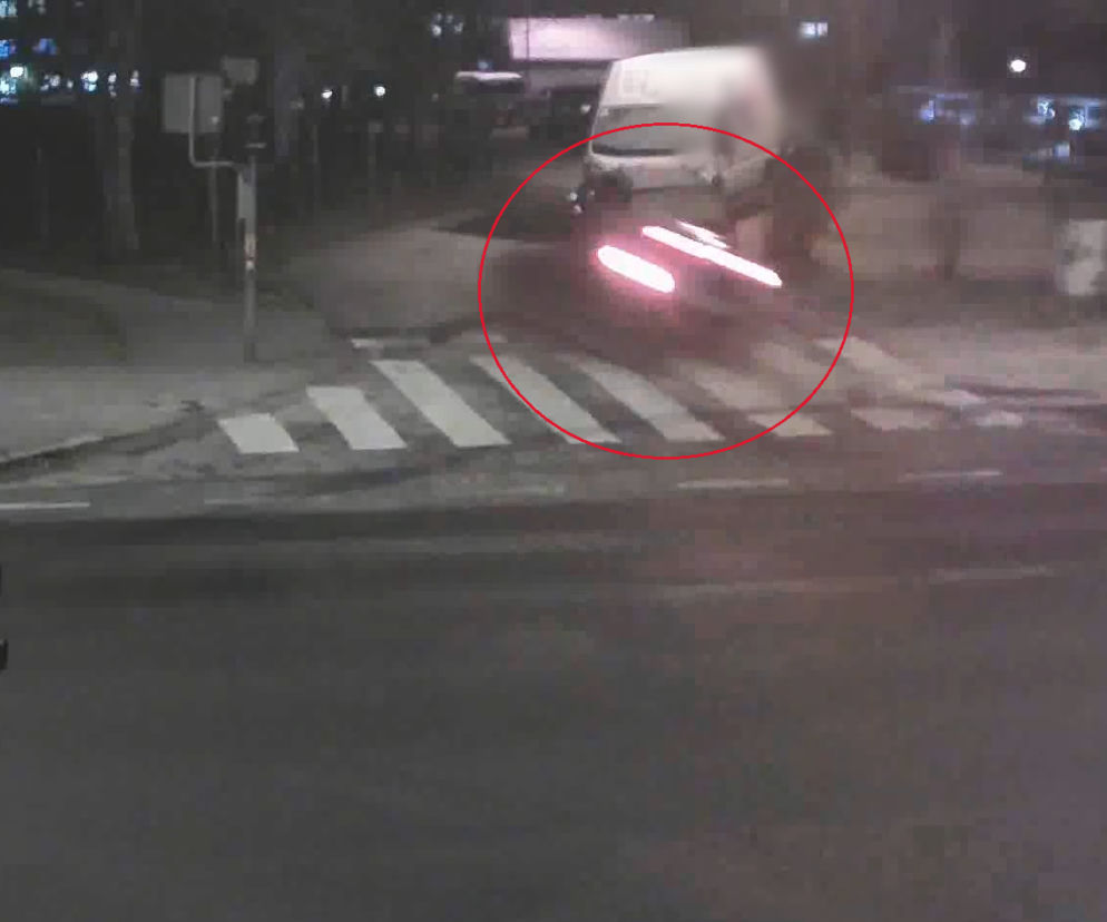 Wypadek na Wańkowicza w Olsztynie. Rozpędzony ford wjechał w drzewo