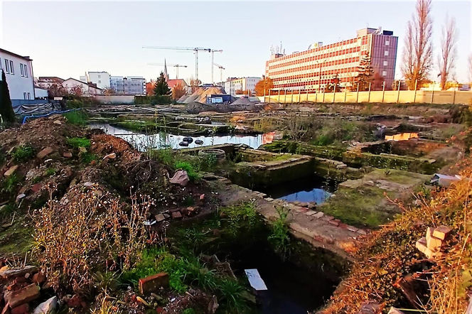 Fundamenty dawnych kamienic przy ul. Św. Floriana