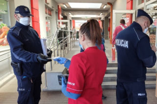 Łódź. Kontrole policji w sklepach i komunikacji miejskiej. Posypią się mandaty za brak maseczek?