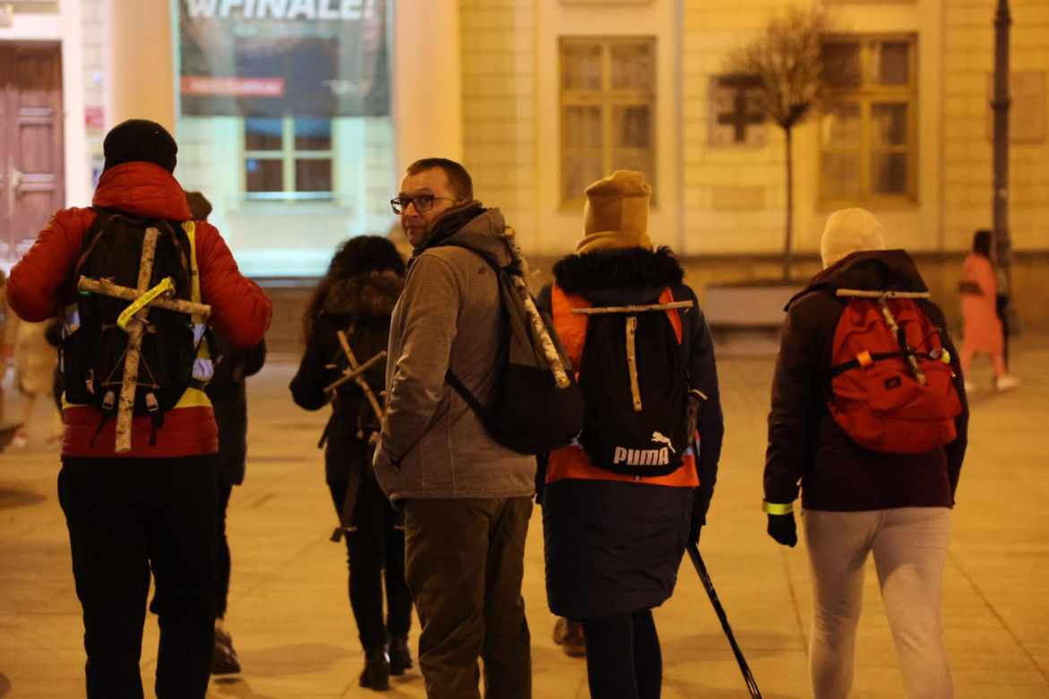 Kilka tysięcy osób w piątkowy wieczór wyruszyło z Lublina w 10. Ekstremalną Drogę Krzyżową
