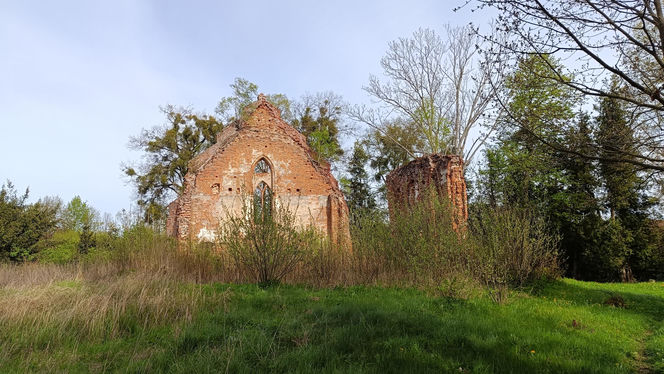 Ta malutka wieś powstała w XIV wieku. Skrywa ruiny gotyckiej świątyni
