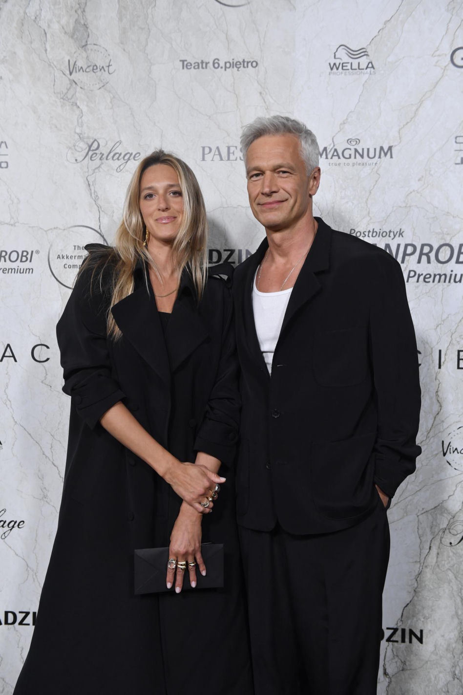 Szapołowska w czerni, Fijał z futrem w ręku i olśniewająca Steczkowska. Tłum gwiazd u Zienia