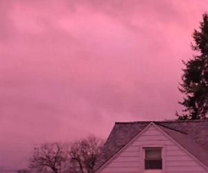 Różowa mgła nad Europą! Meteorolodzy mają wyjaśnienie