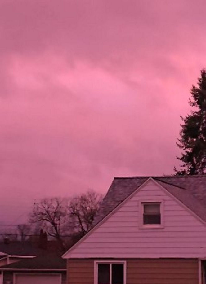 Różowa mgła nad Europą! Meteorolodzy mają wyjaśnienie