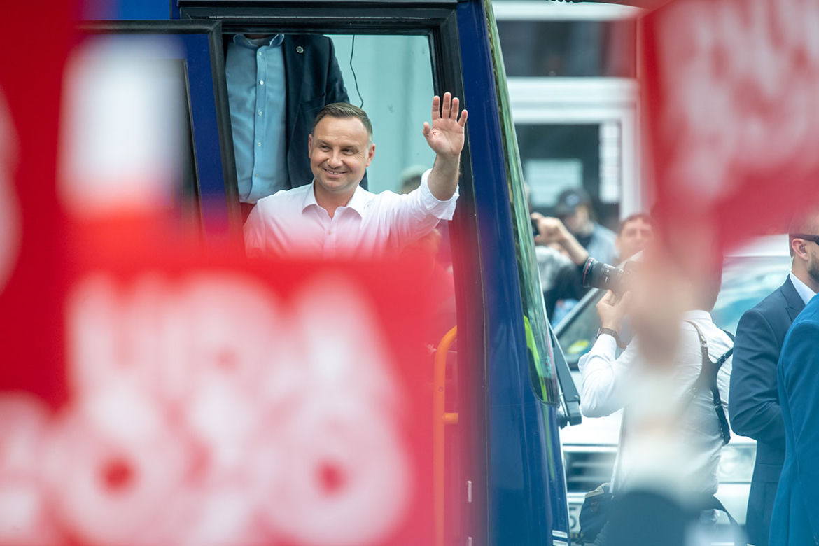 Trzaskowski zjada Hołownię!