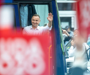Trzaskowski zjada Hołownię!