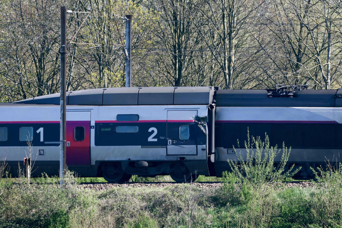 Francja/ Zderzenie pociągu TGV z ciężarówką - zginął maszynista, 27 osób rannych.