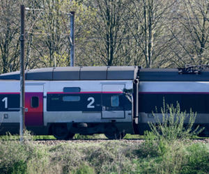 Francja/ Zderzenie pociągu TGV z ciężarówką - zginął maszynista, 27 osób rannych.