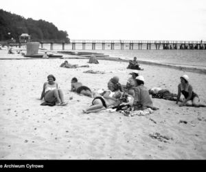 Jak dawniej wyglądało plażowanie? Te zdjęcia to prawdziwe perełki! [GALERIA]