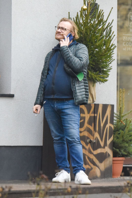 Papieros, brzuszek... Trudno poznać w tym mężczyźnie gwiazdora telewizji
