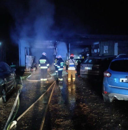 Naprawiał auto żony, warsztat stanął w płomieniach. 47-latek nie żyje